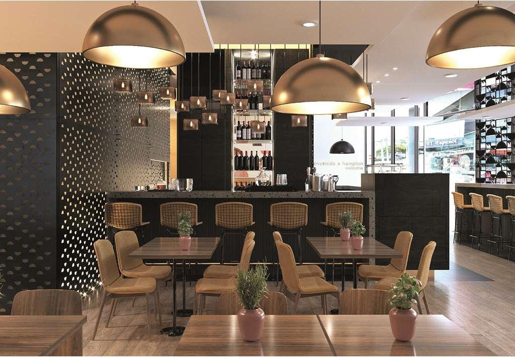 Hampton By Hilton Quito La Carolina Park Hotel Restaurant photo